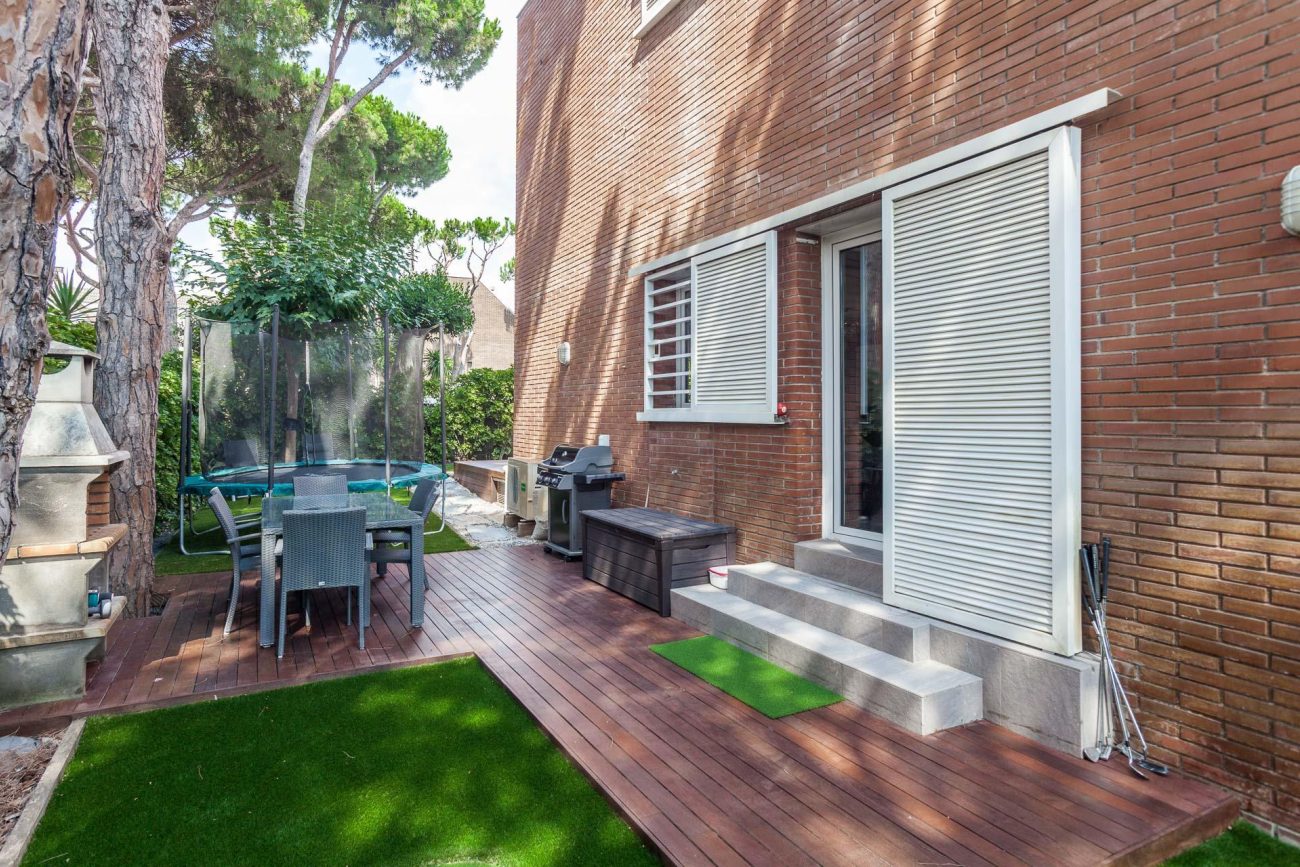 Semi-furnished corner house 100 metres from the beach in Gavà