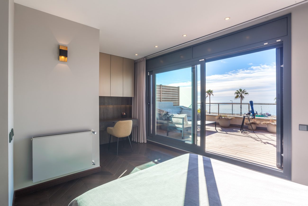 Immerse yourself in the luxury seaside experience in this frontline gem in Castelldefels with eco-innovative and technological features!