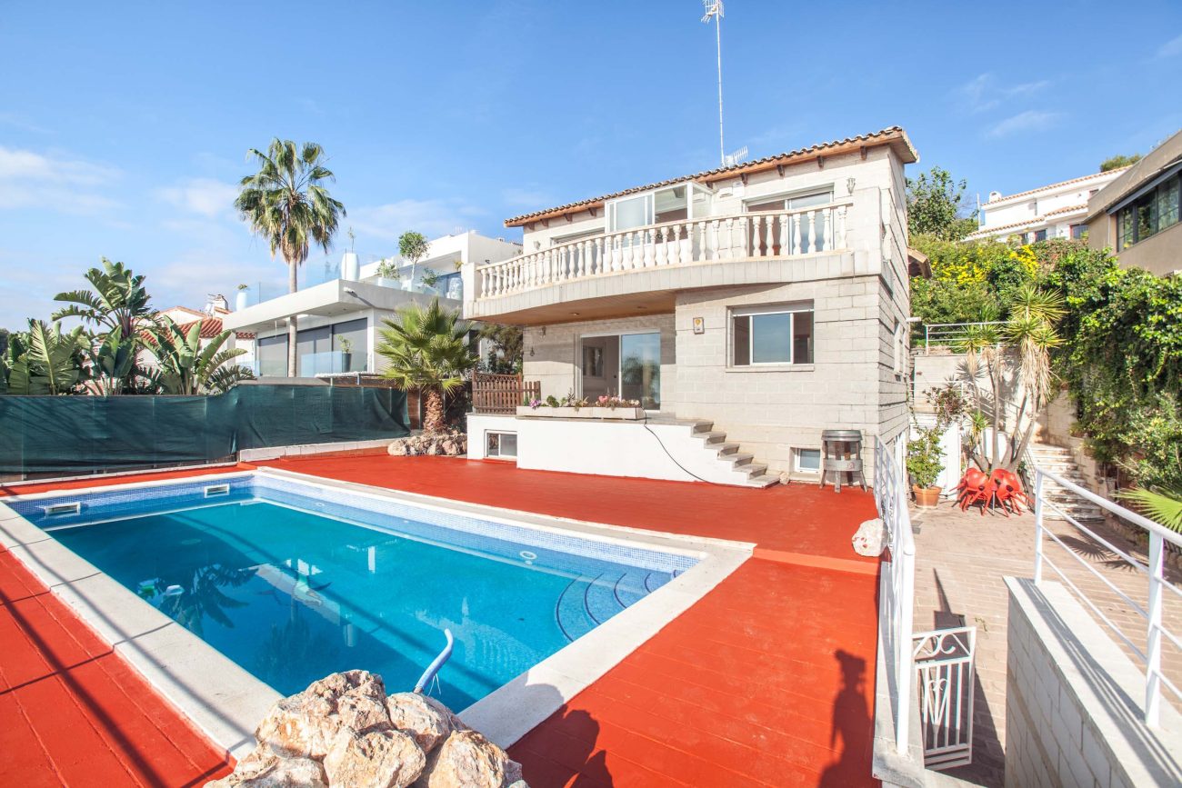 Bright house with sea views in Sitges