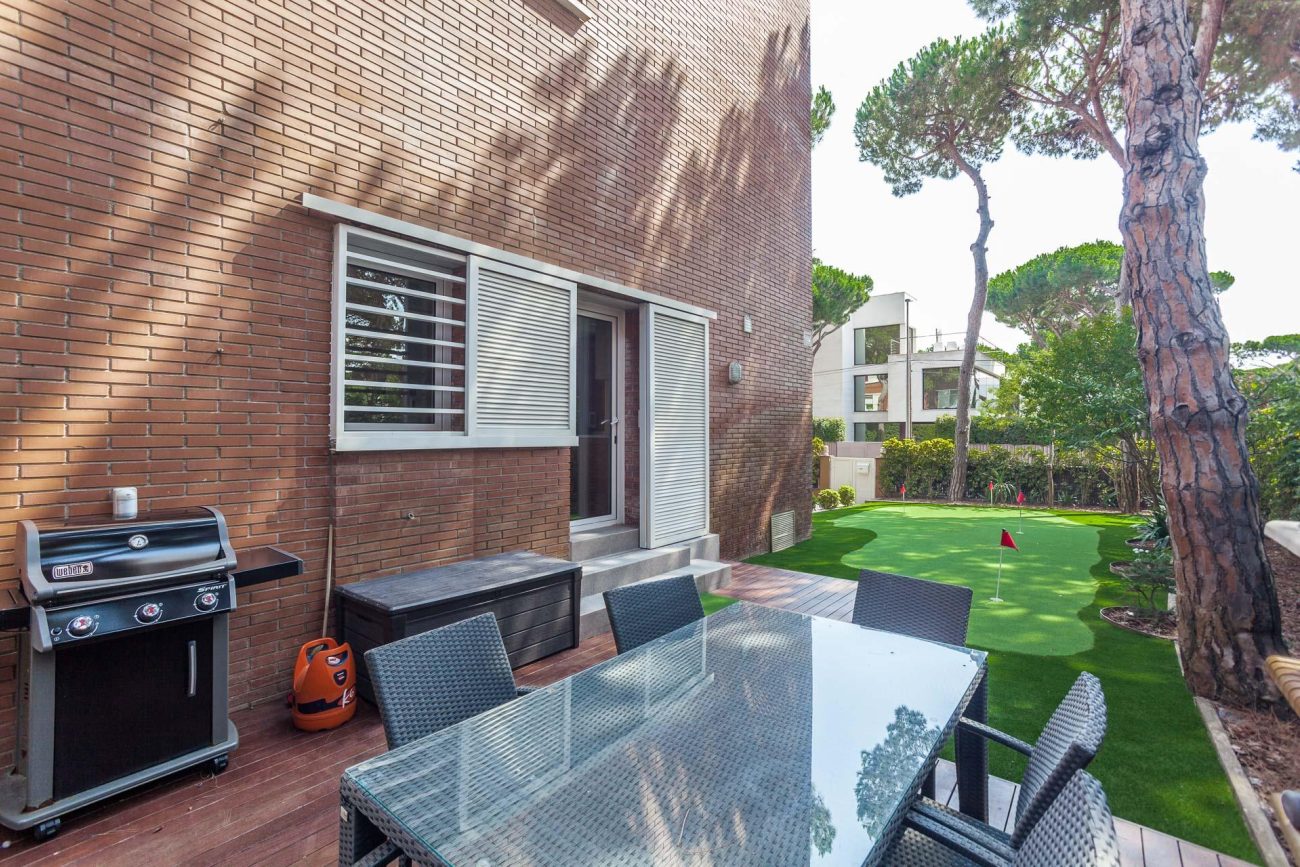 Semi-furnished corner house 100 metres from the beach in Gavà