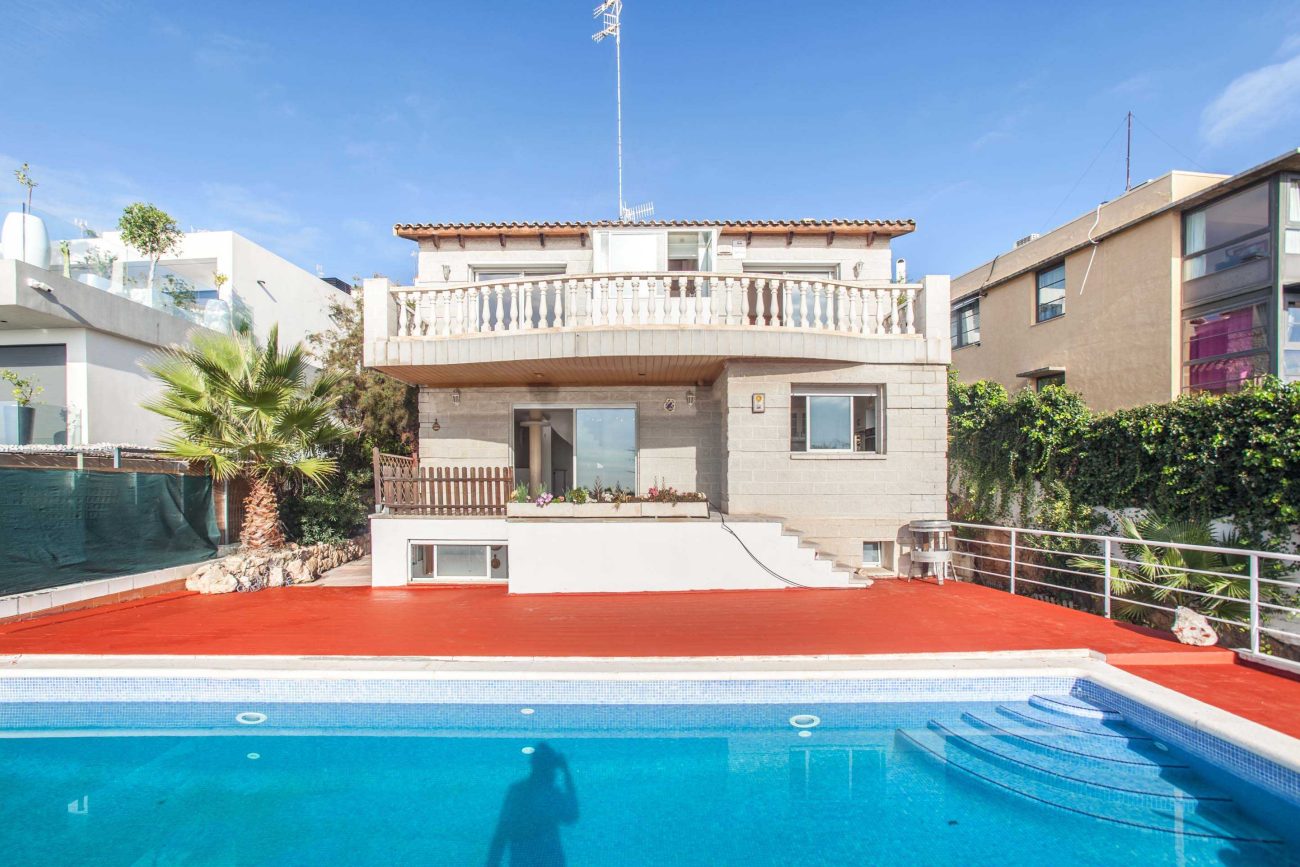 Bright house with sea views in Sitges