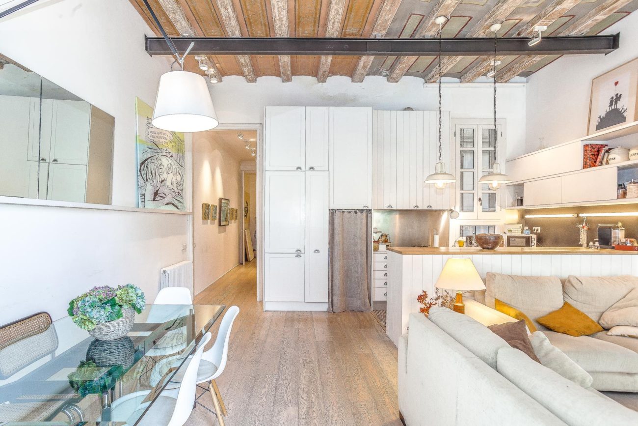 Bright flat with terrace on Enric Granados