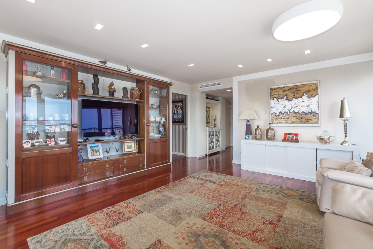 Seafront apartment with panoramic views in the most prestigious residential complex in Barcelona