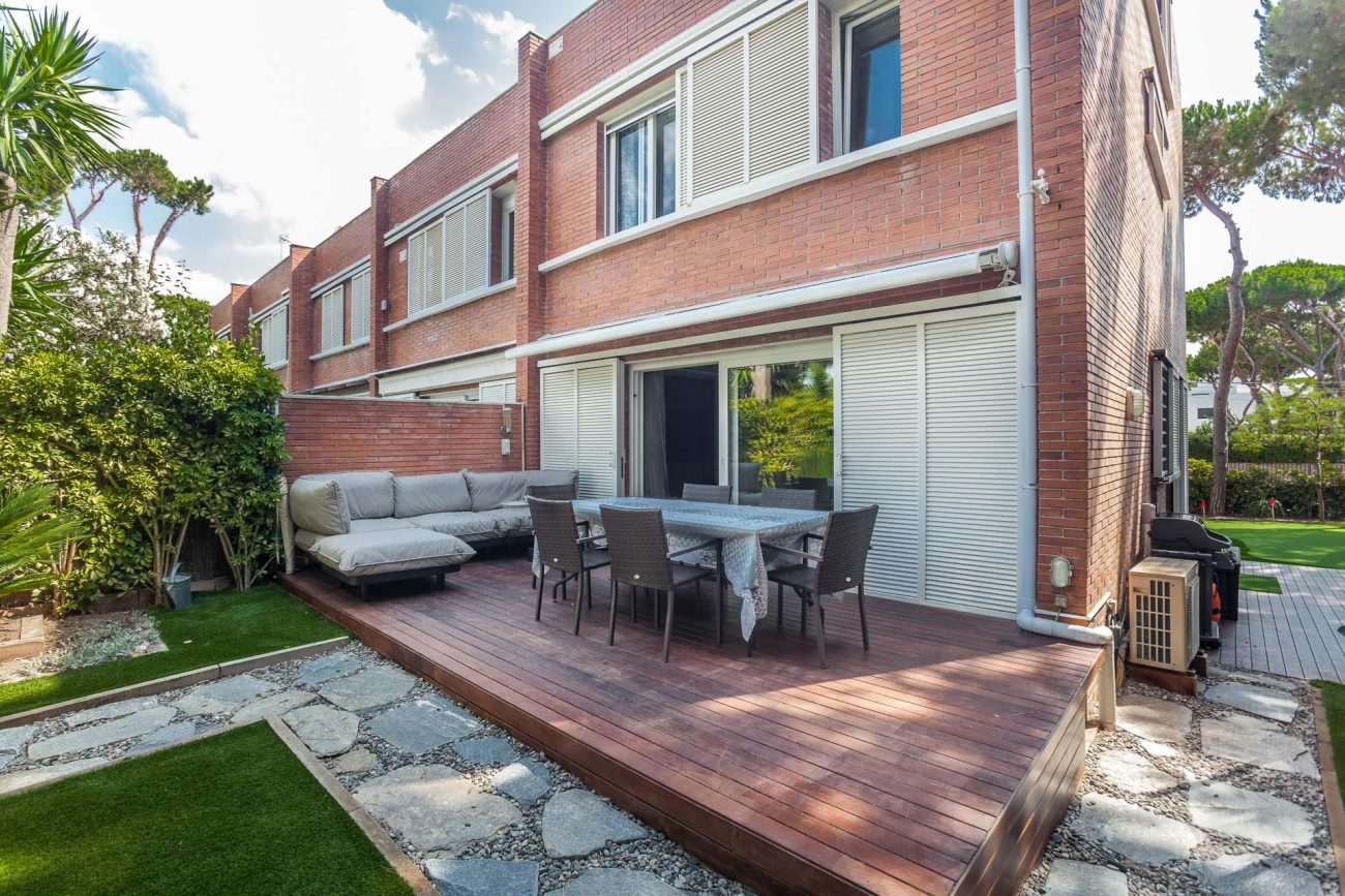 Semi-furnished corner house 100 metres from the beach in Gavà