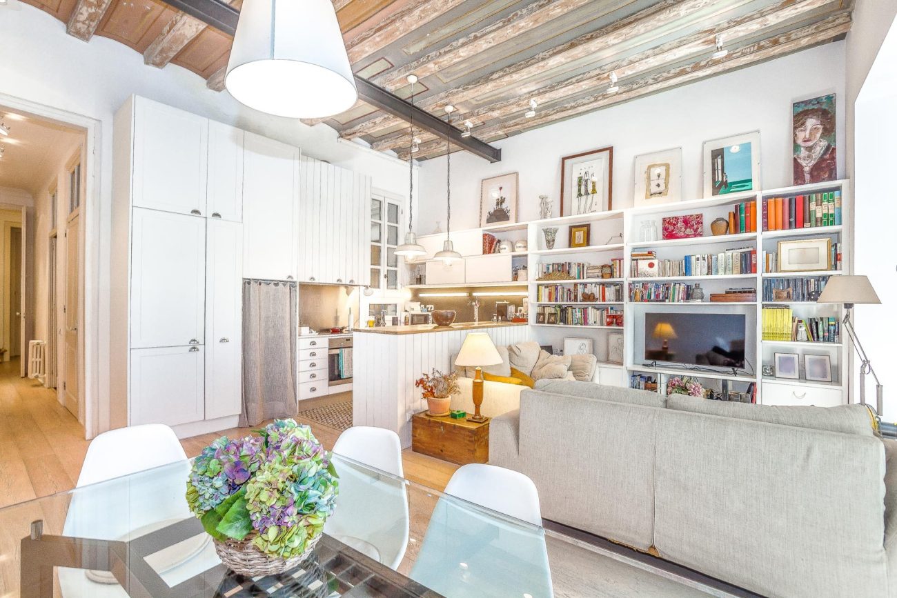 Bright flat with terrace on Enric Granados