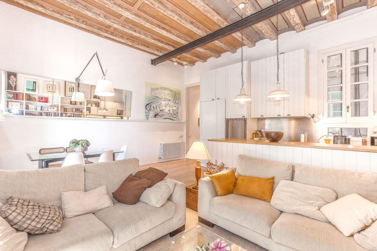 Bright flat with terrace on Enric Granados