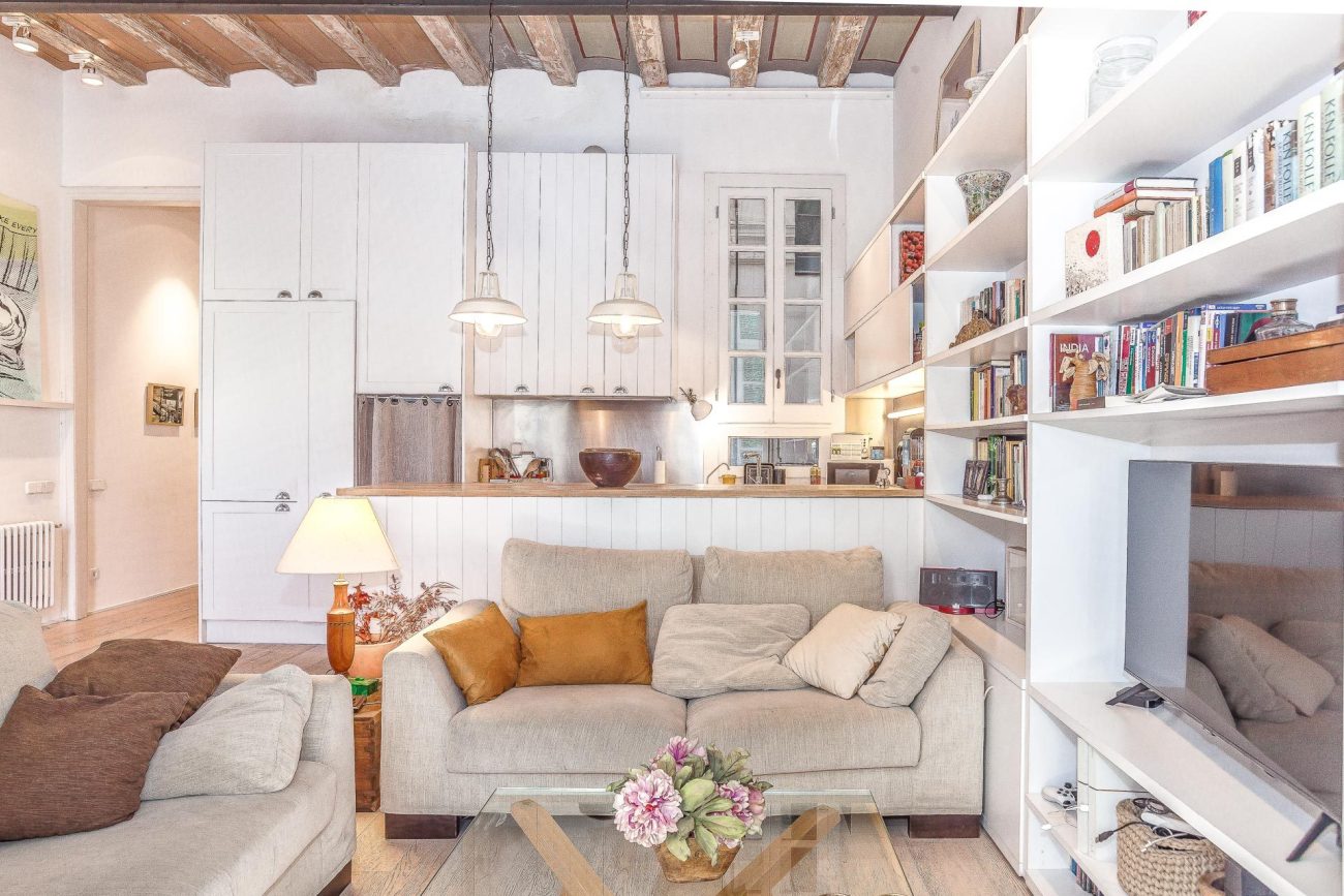 Bright flat with terrace on Enric Granados
