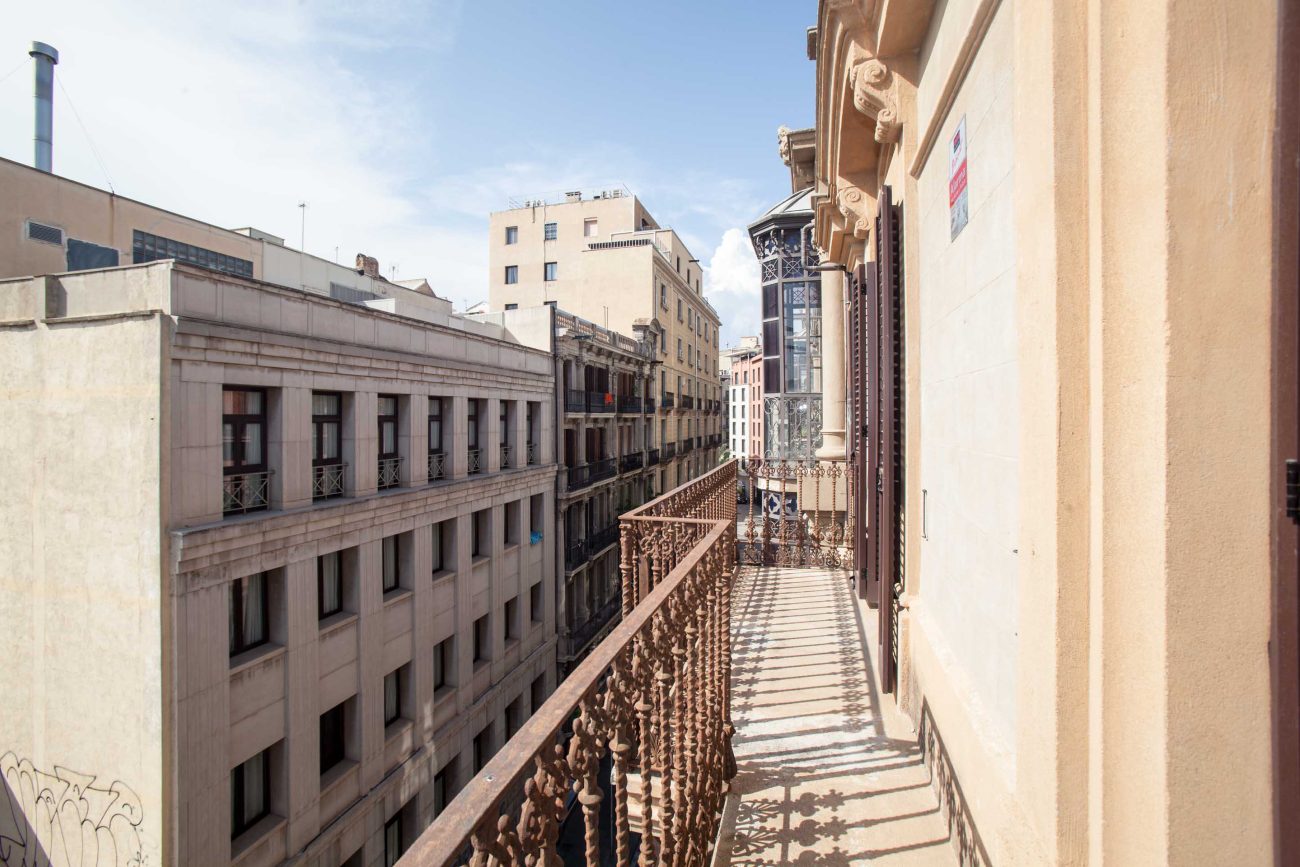 Spectacular apartment in a stately building in the heart of Barcelona