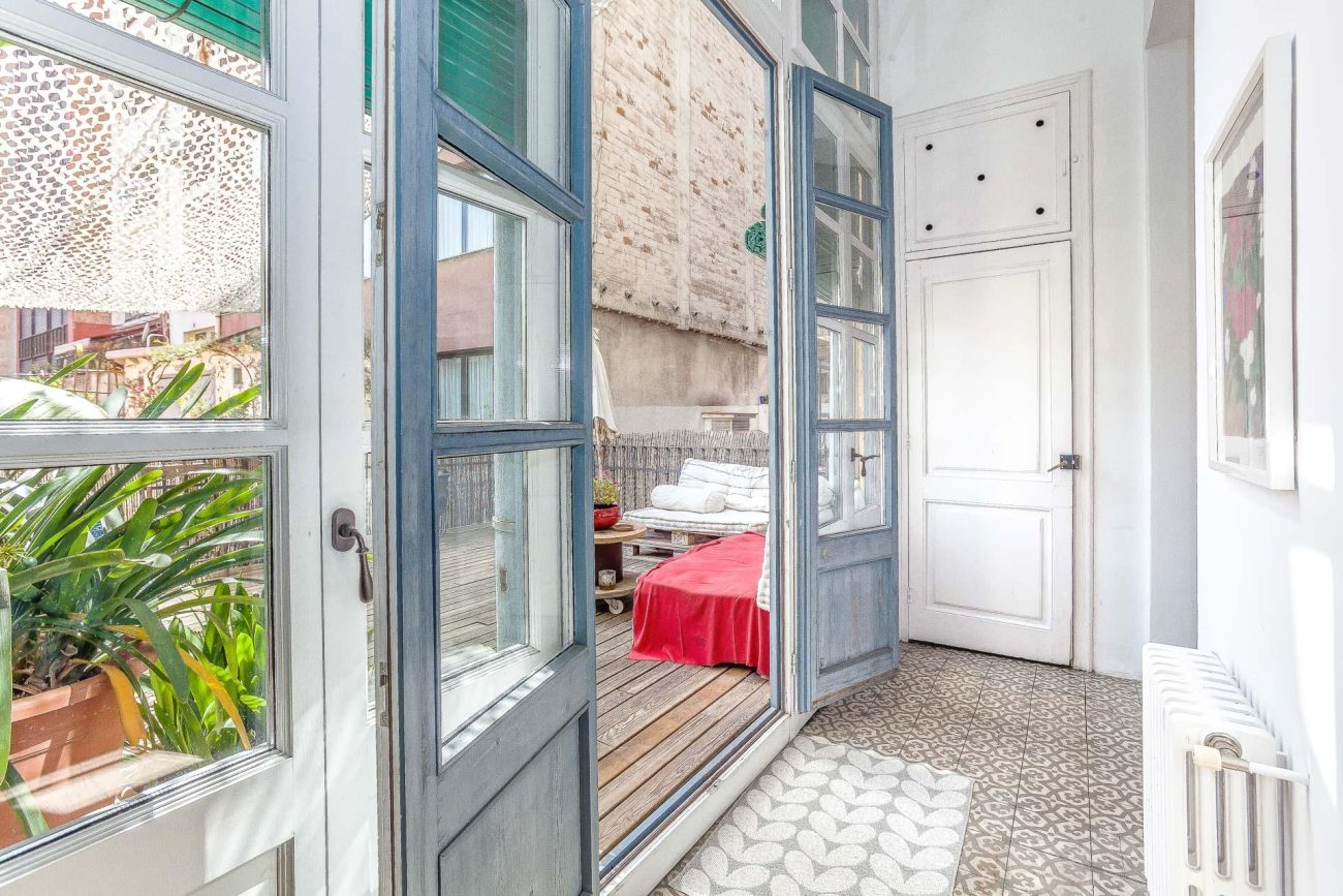 Bright flat with terrace on Enric Granados