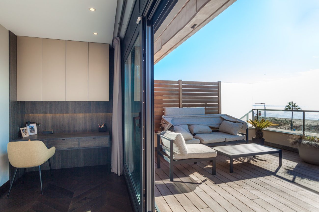 Immerse yourself in the luxury seaside experience in this frontline gem in Castelldefels with eco-innovative and technological features!