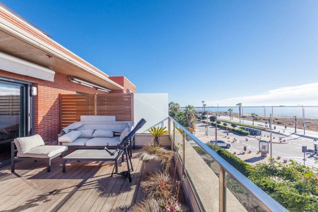 Immerse yourself in the luxury seaside experience in this frontline gem in Castelldefels with eco-innovative and technological features!