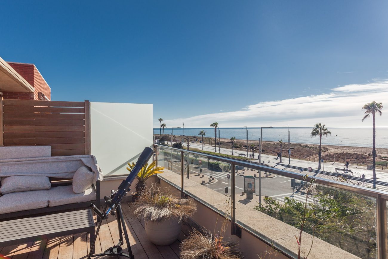 Immerse yourself in the luxury seaside experience in this frontline gem in Castelldefels with eco-innovative and technological features!