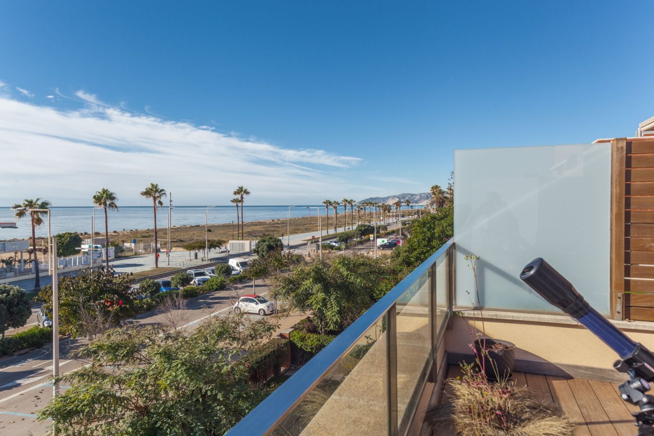 Immerse yourself in the luxury seaside experience in this frontline gem in Castelldefels with eco-innovative and technological features!