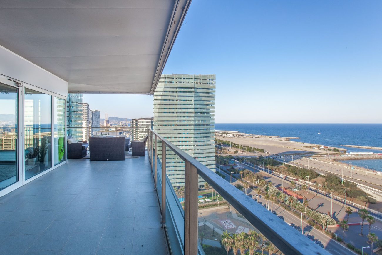 Exclusive view apartment on the first line of the sea