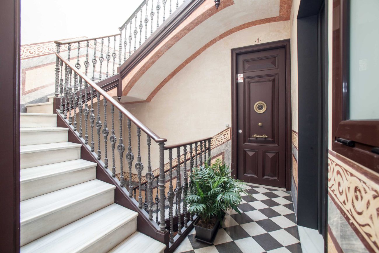 Spectacular apartment in a stately building in the heart of Barcelona
