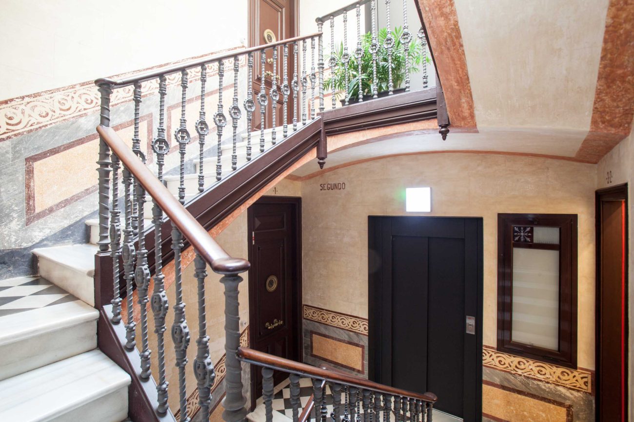 Spectacular apartment in a stately building in the heart of Barcelona