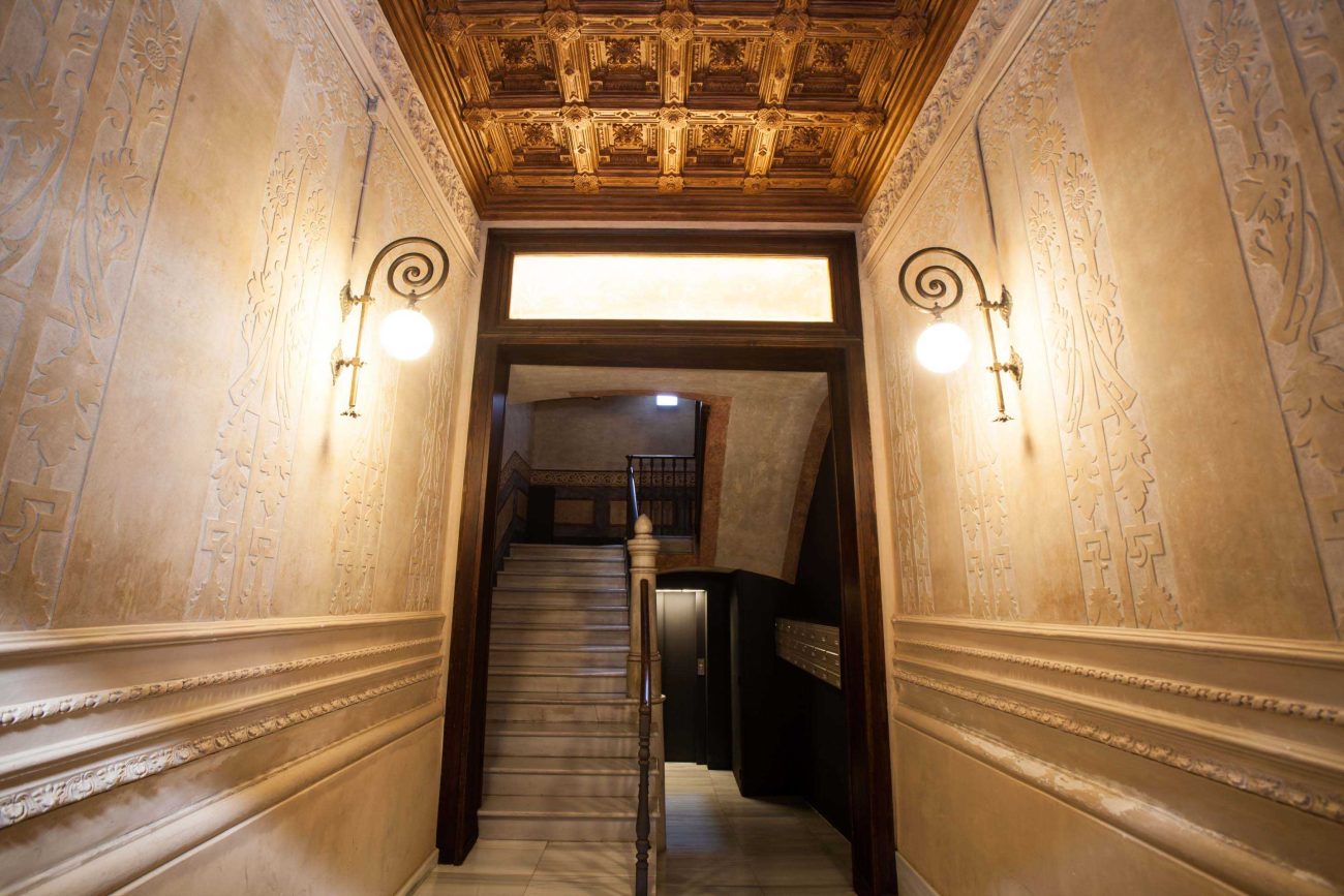 Spectacular apartment in a stately building in the heart of Barcelona