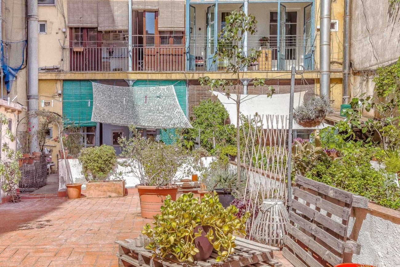Bright flat with terrace on Enric Granados