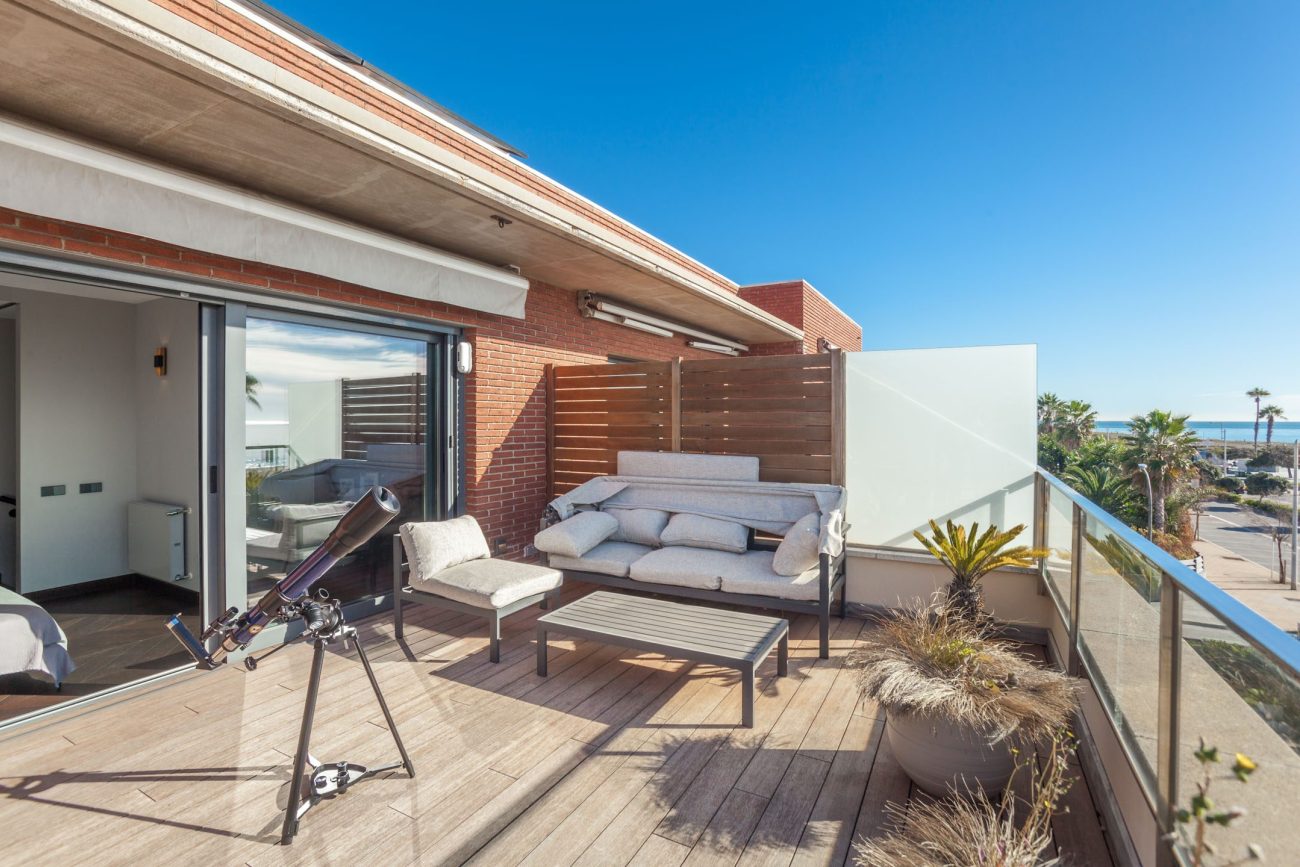 Immerse yourself in the luxury seaside experience in this frontline gem in Castelldefels with eco-innovative and technological features!