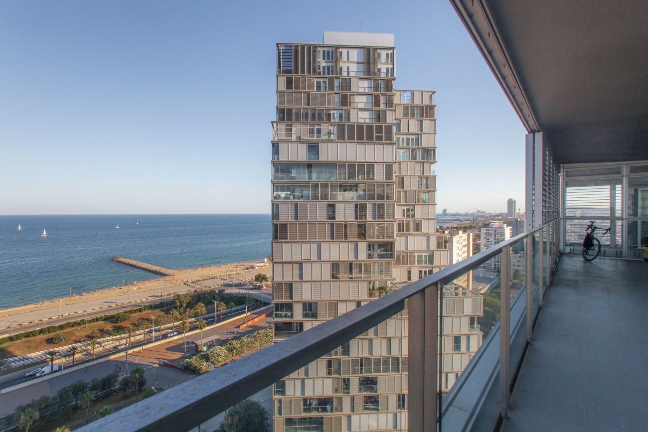 Exclusive view apartment on the first line of the sea