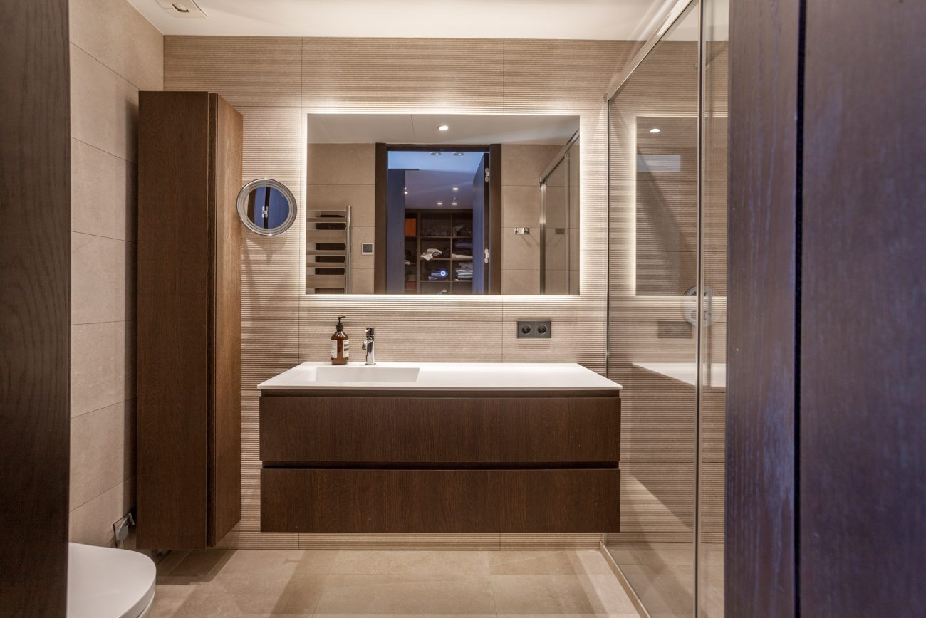 Immerse yourself in the luxury seaside experience in this frontline gem in Castelldefels with eco-innovative and technological features!