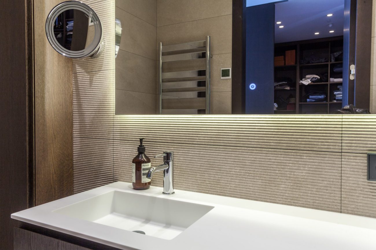 Immerse yourself in the luxury seaside experience in this frontline gem in Castelldefels with eco-innovative and technological features!
