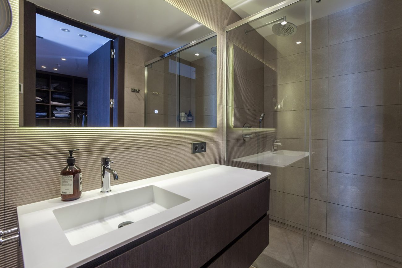 Immerse yourself in the luxury seaside experience in this frontline gem in Castelldefels with eco-innovative and technological features!