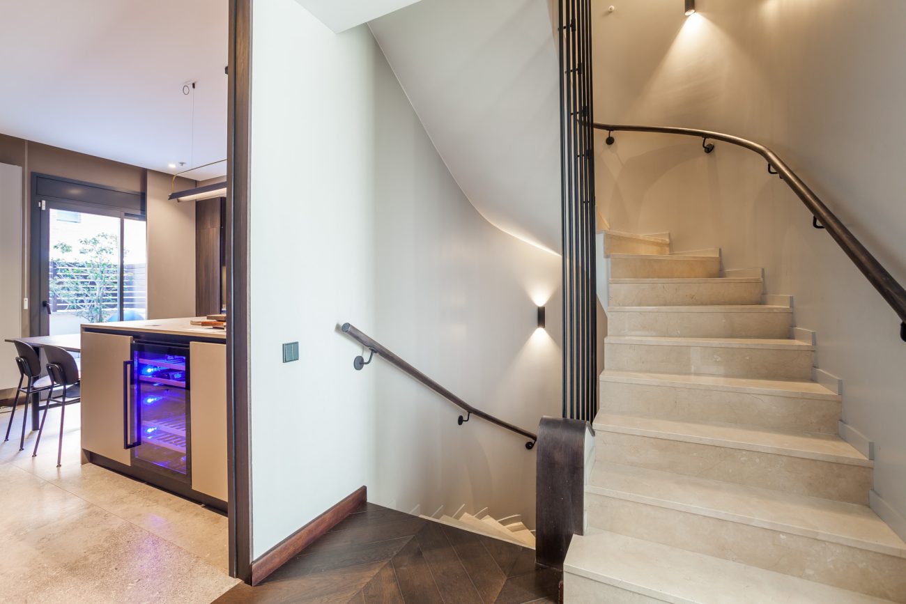 Immerse yourself in the luxury seaside experience in this frontline gem in Castelldefels with eco-innovative and technological features!