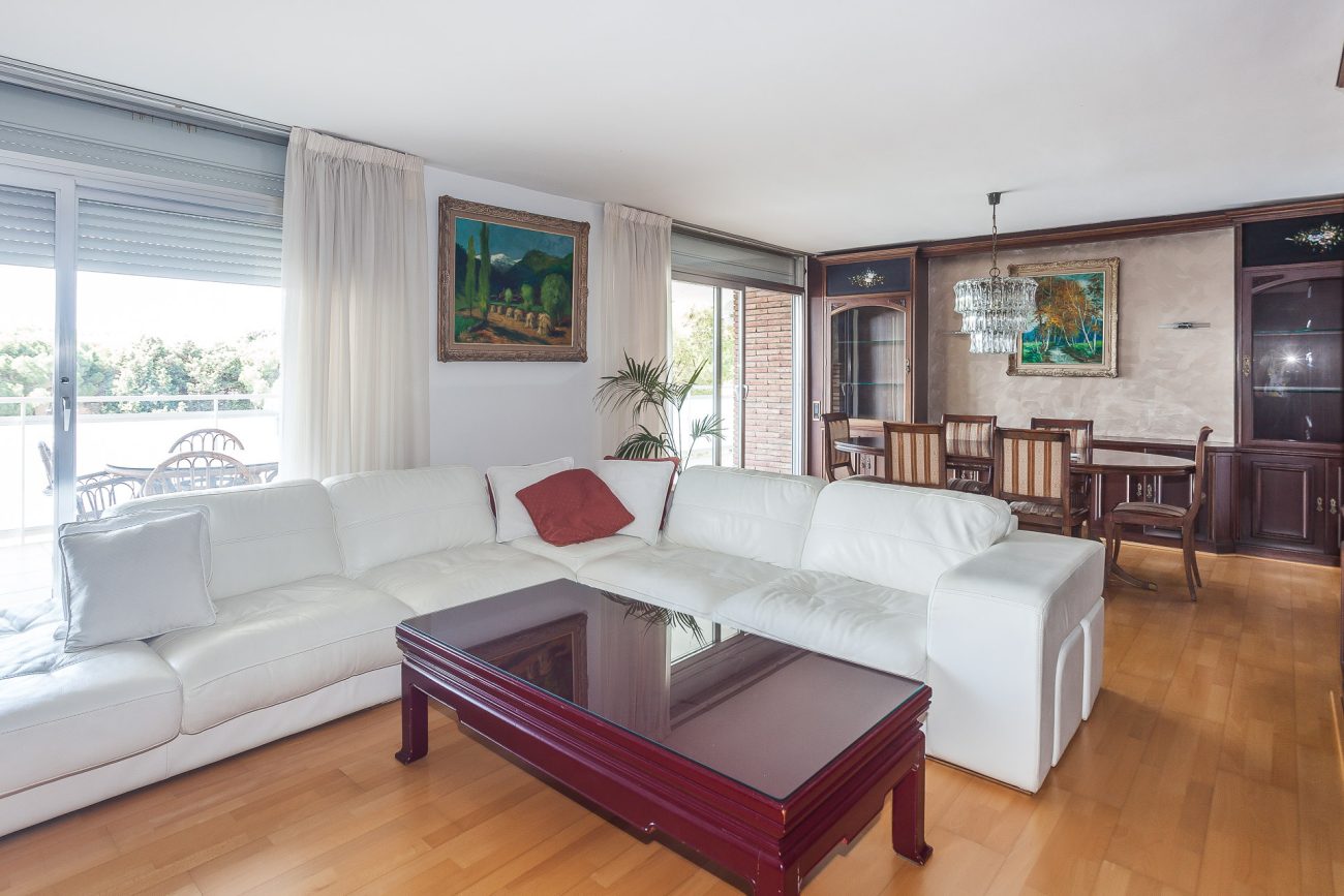Penthouse with terrace and pool in the best area of ​​Gavá