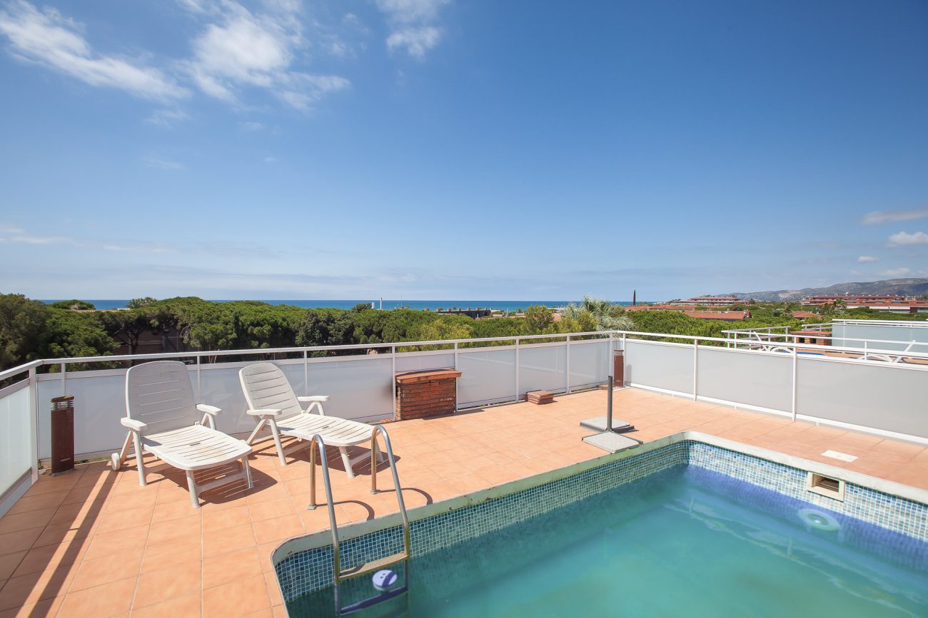 Penthouse with terrace and pool in the best area of ​​Gavá