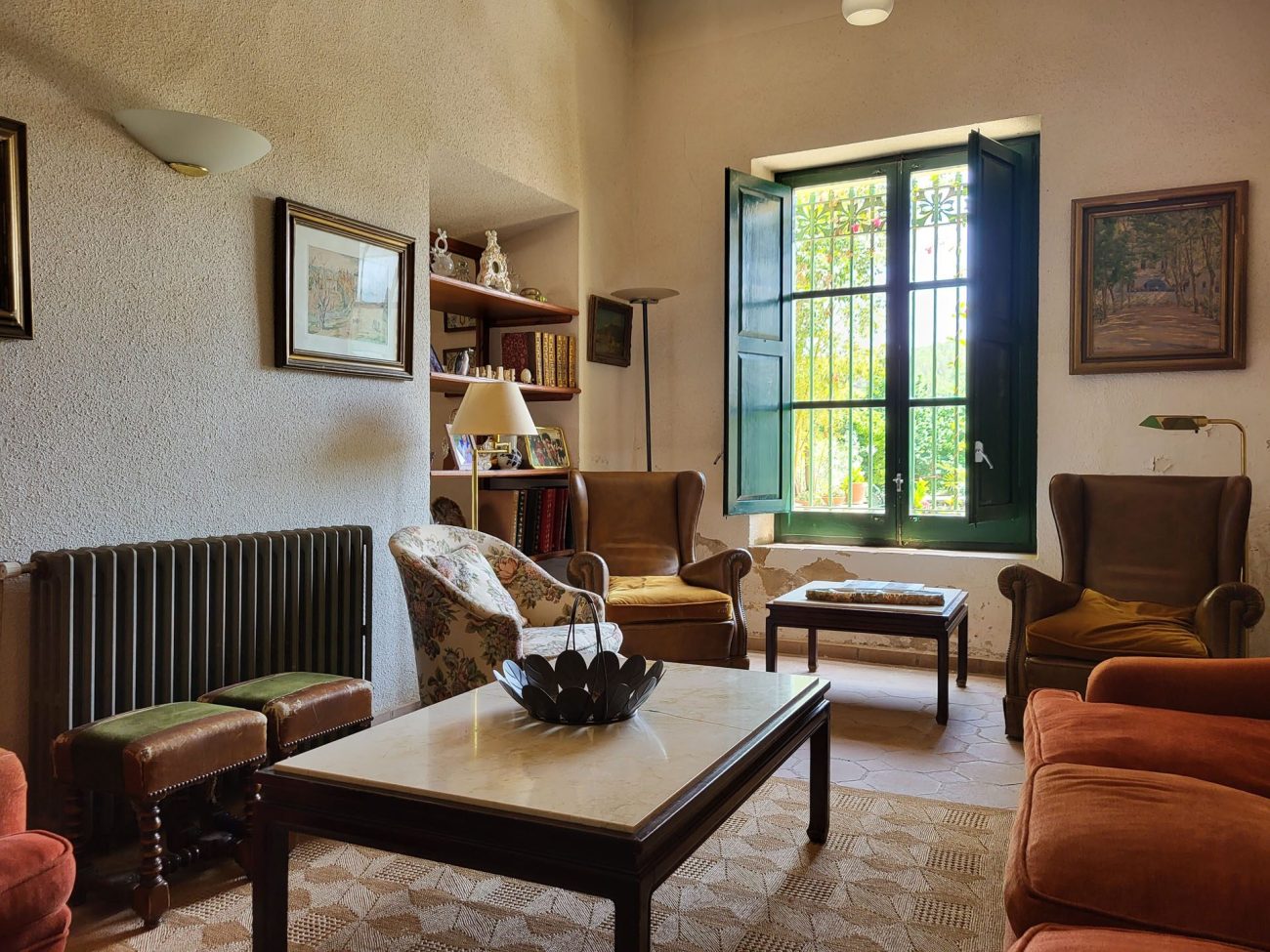 Beautiful Indiana-style farmhouse for sale near Valls