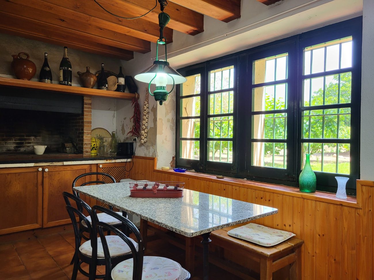 Beautiful Indiana-style farmhouse for sale near Valls