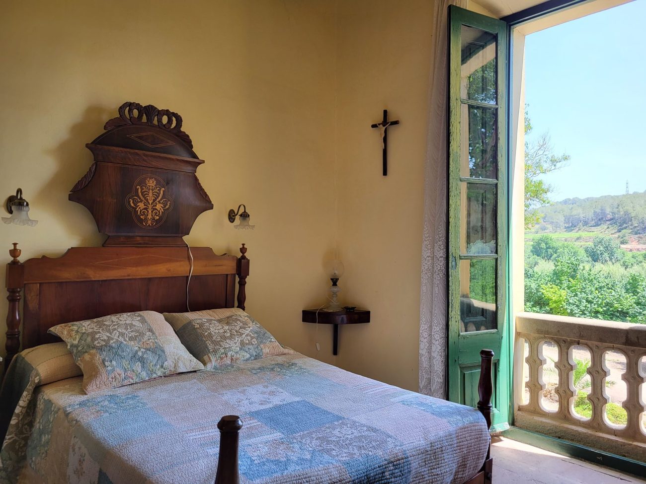 Beautiful Indiana-style farmhouse for sale near Valls