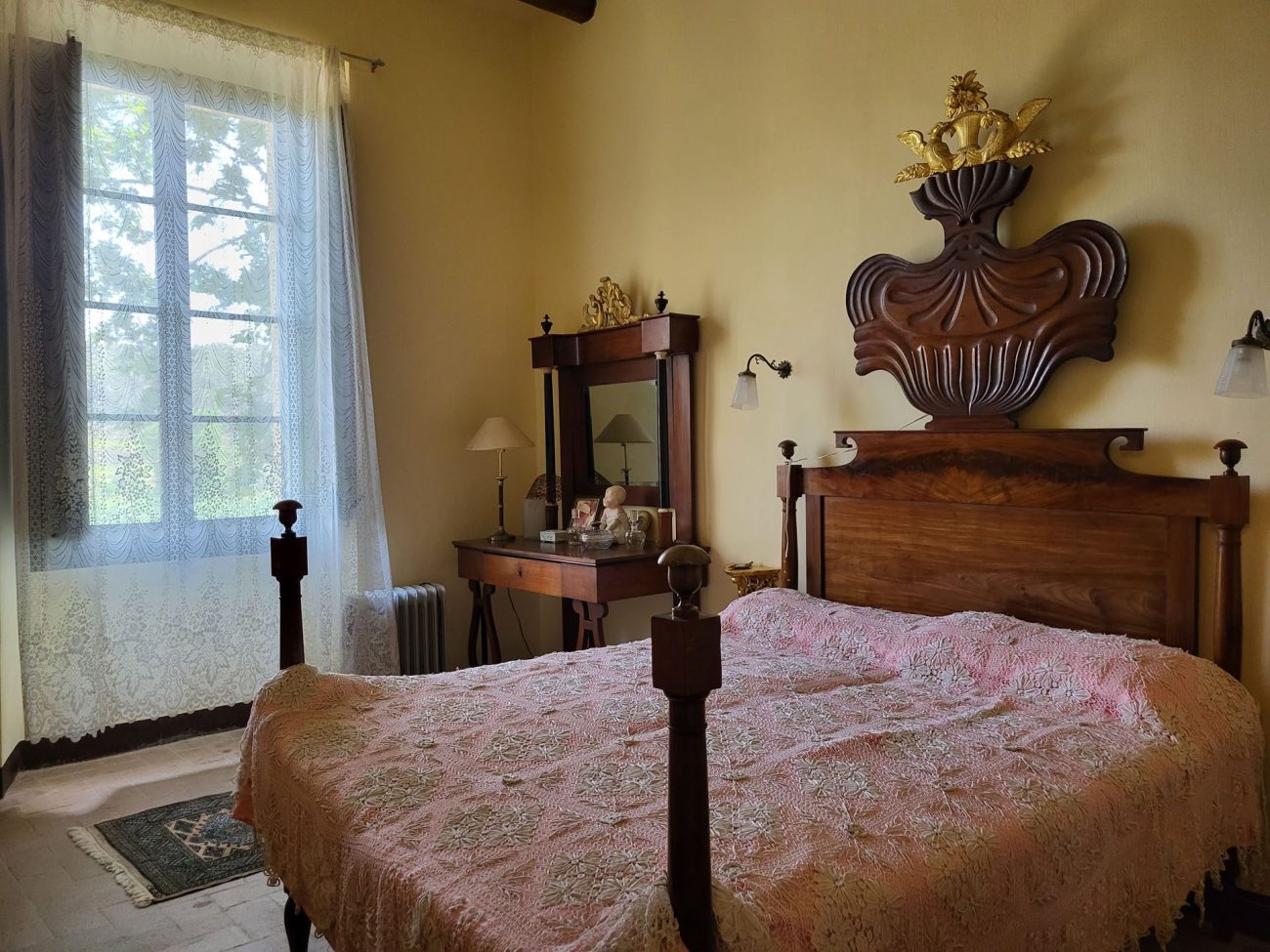 Beautiful Indiana-style farmhouse for sale near Valls