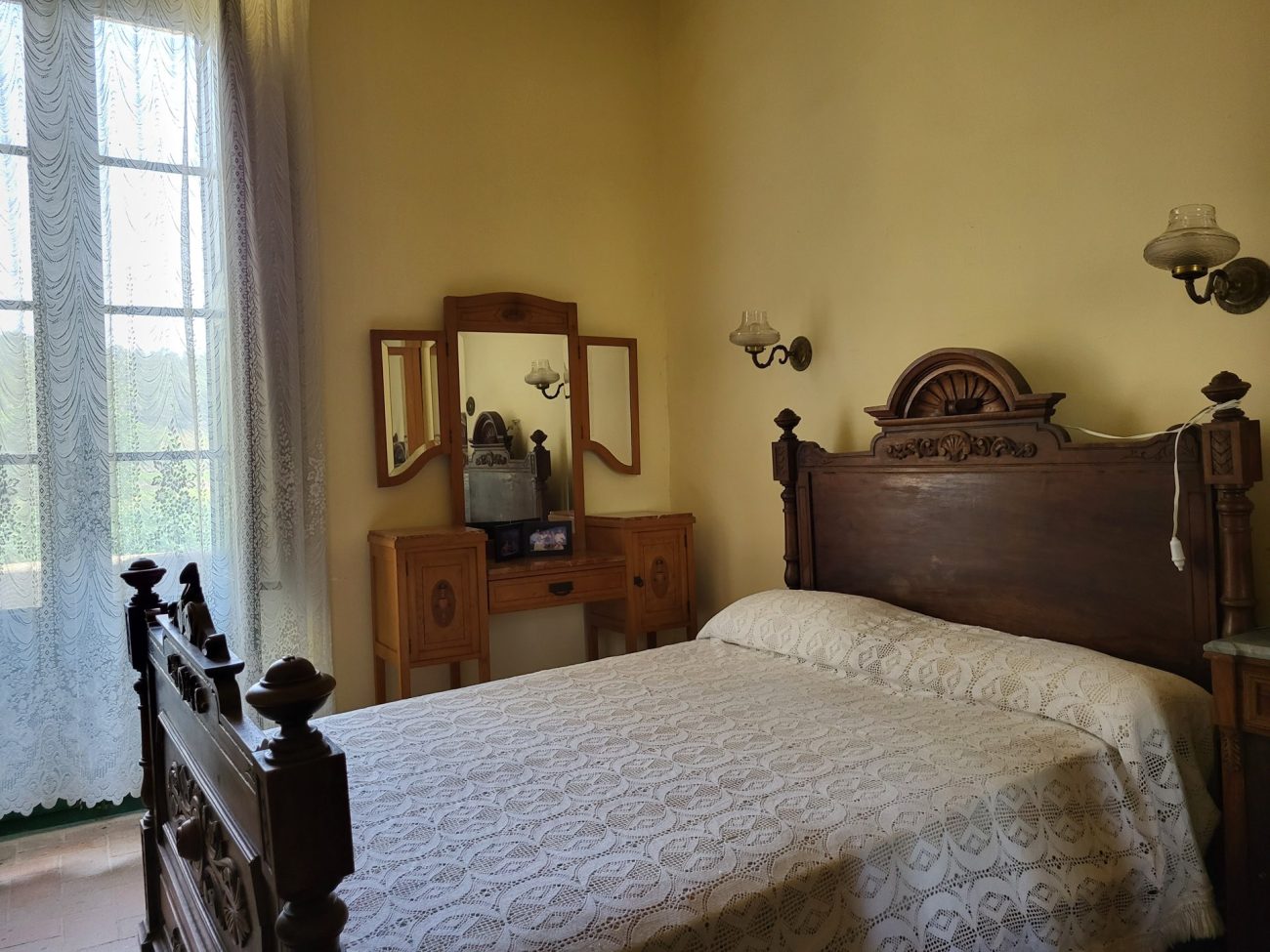 Beautiful Indiana-style farmhouse for sale near Valls