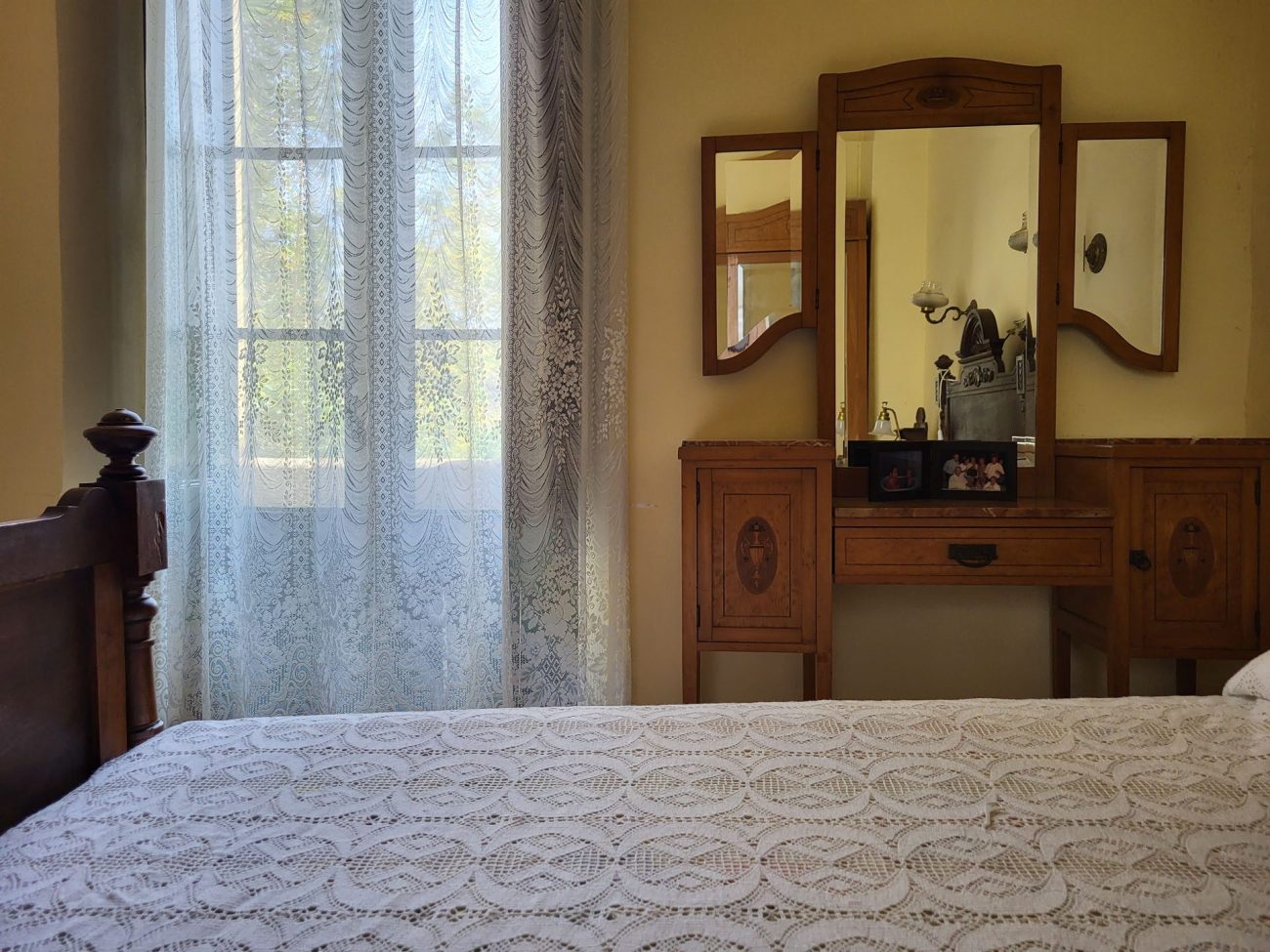 Beautiful Indiana-style farmhouse for sale near Valls