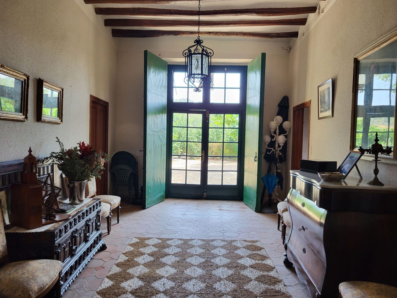 Beautiful Indiana-style farmhouse for sale near Valls