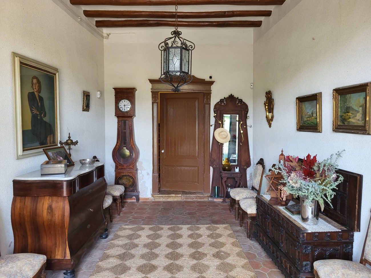 Beautiful Indiana-style farmhouse for sale near Valls