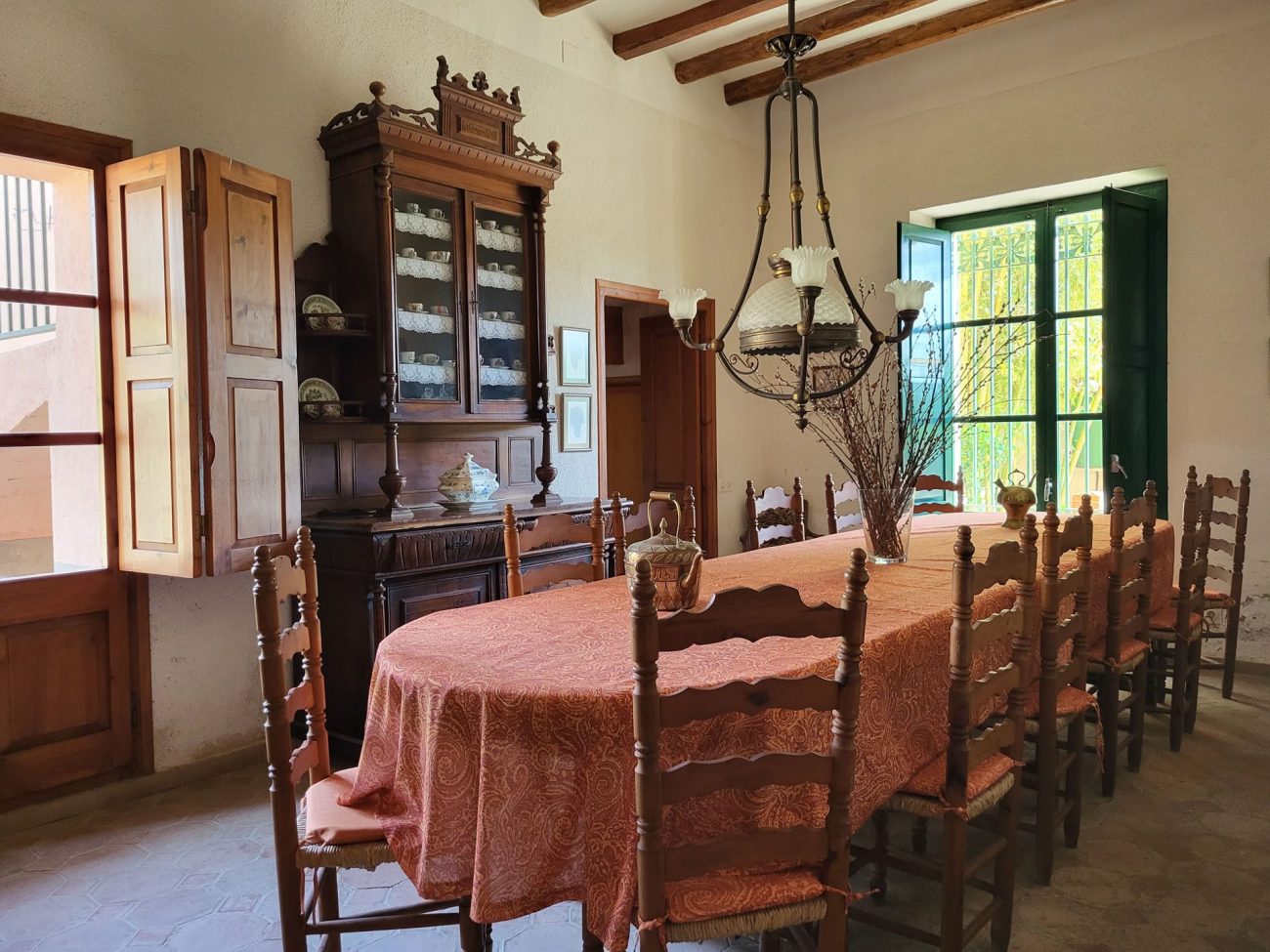 Beautiful Indiana-style farmhouse for sale near Valls