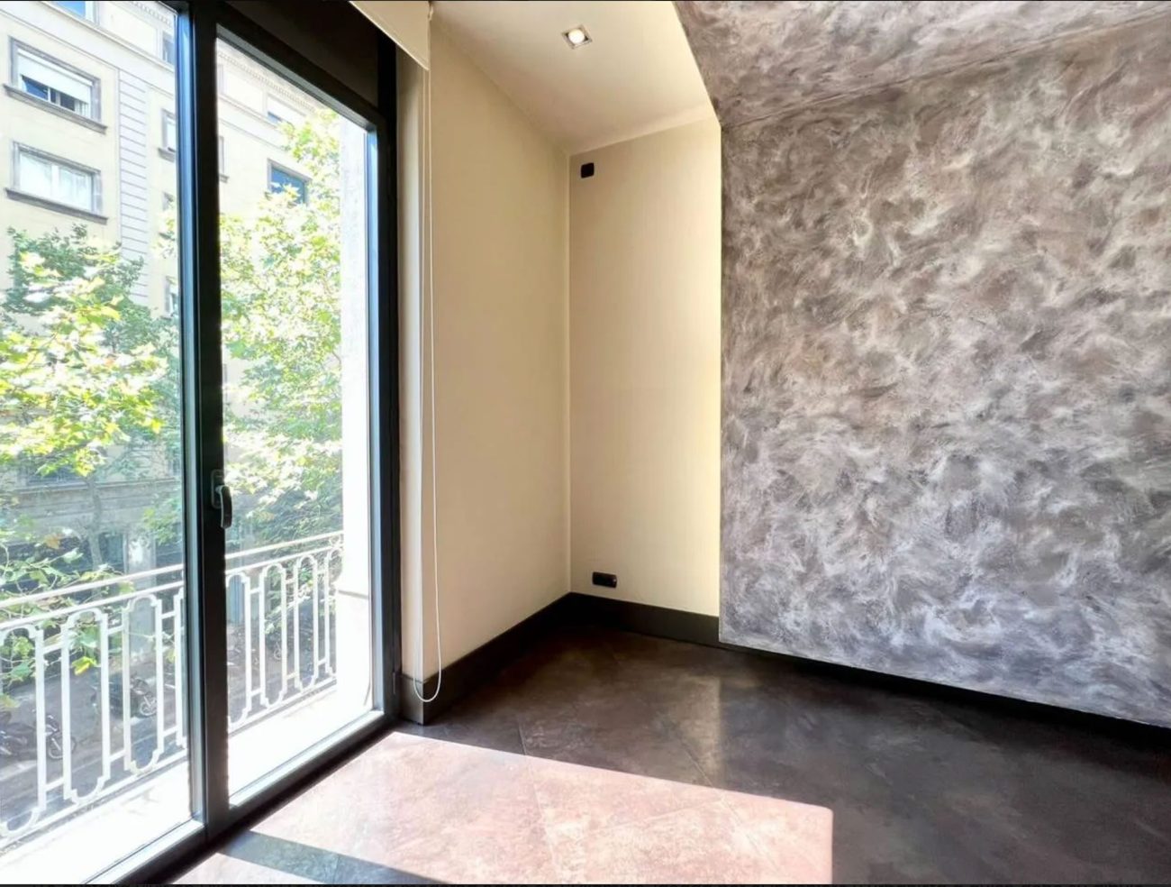 Corner office with the renovation on Paseo de Gracia with amazing view