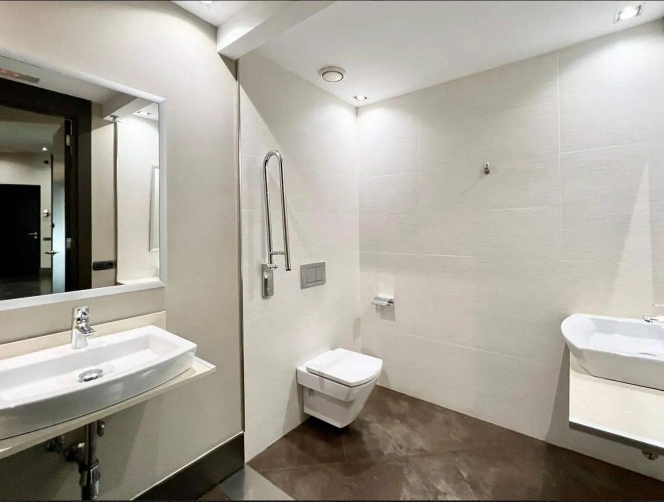 Corner office with the renovation on Paseo de Gracia with amazing view