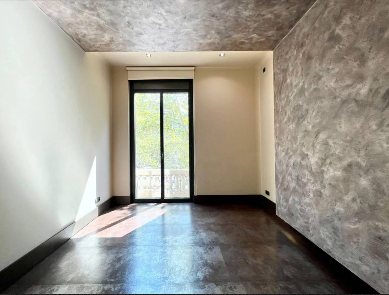 Corner office with the renovation on Paseo de Gracia with amazing view