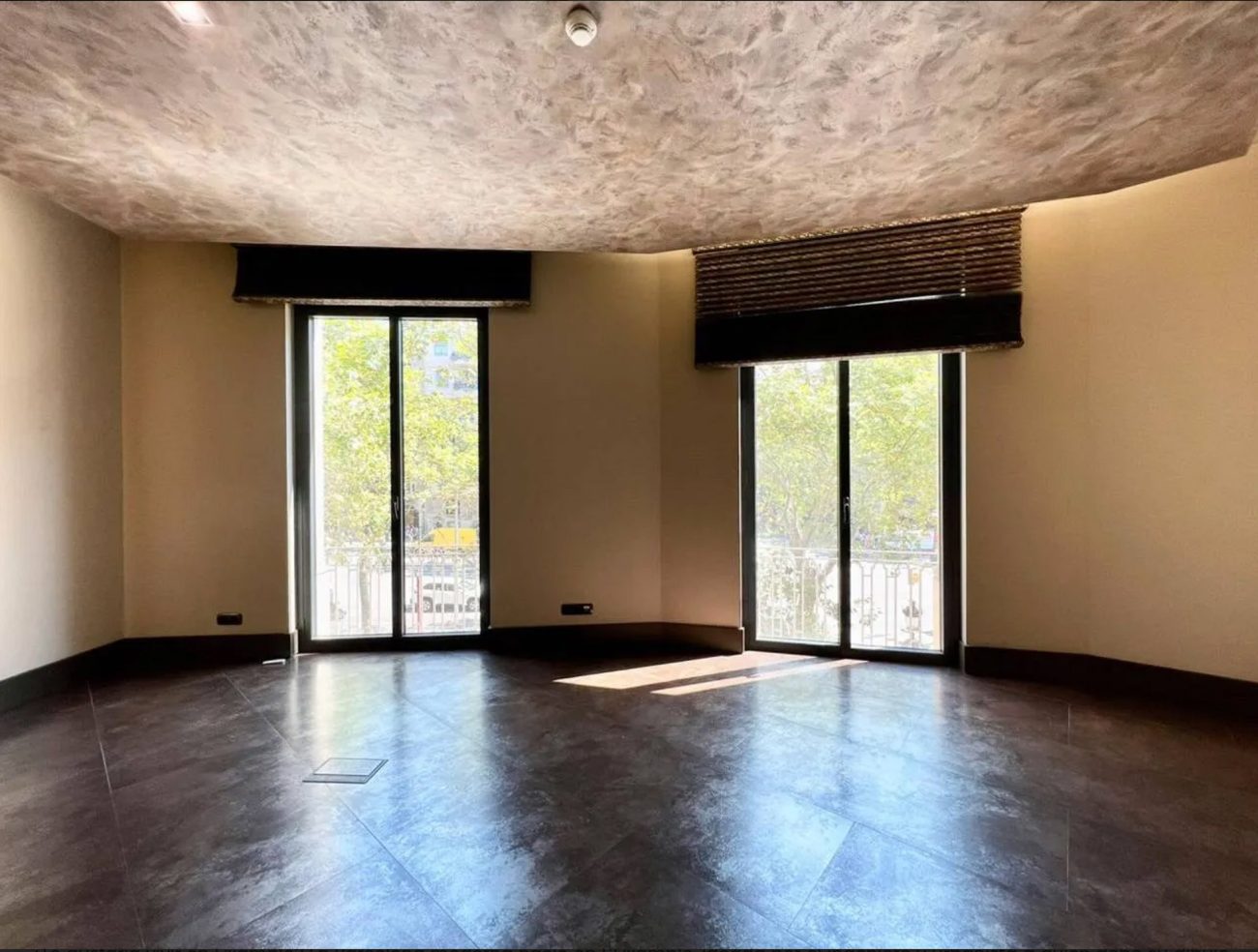Corner office with the renovation on Paseo de Gracia with amazing view