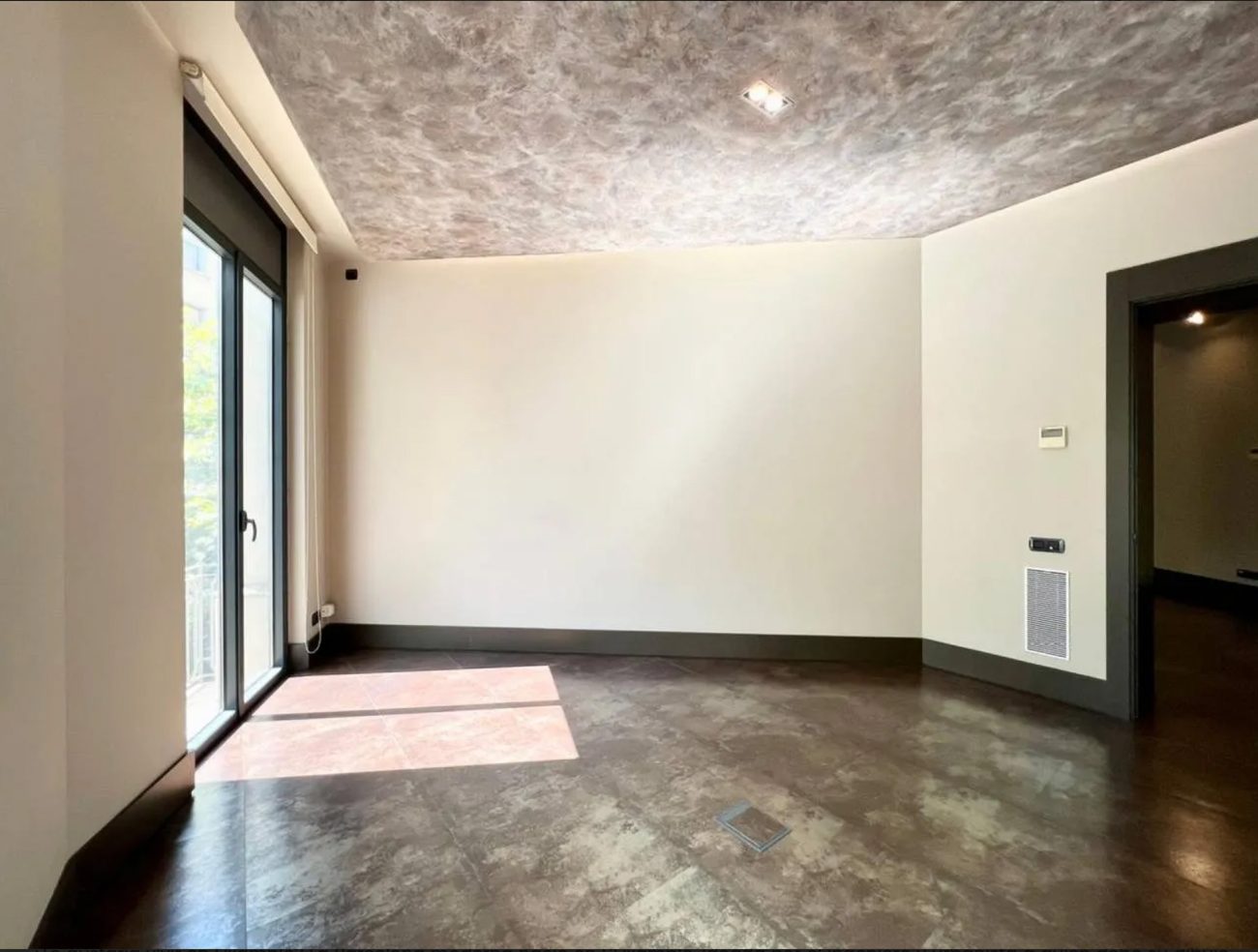Corner office with the renovation on Paseo de Gracia with amazing view