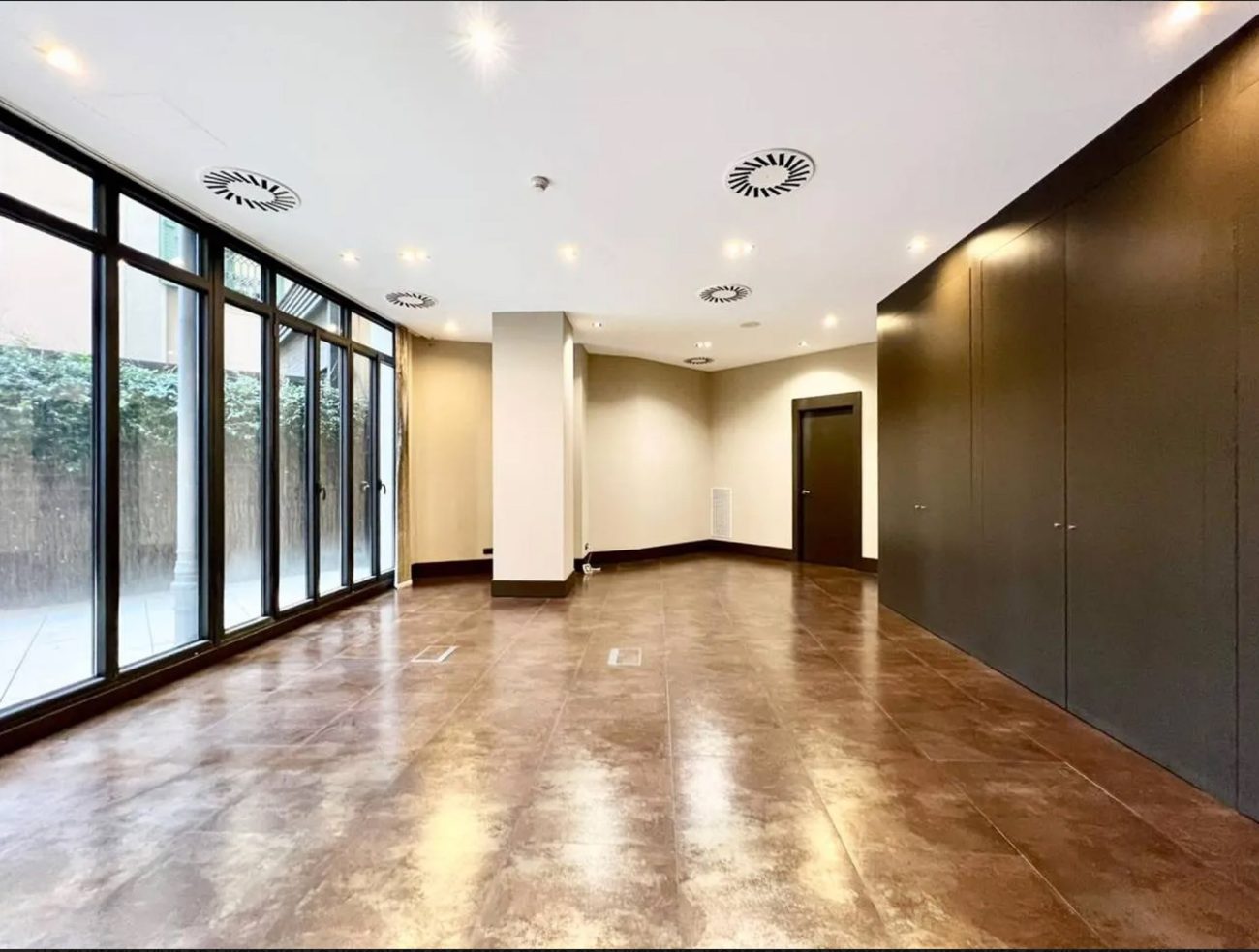 Corner office with the renovation on Paseo de Gracia with amazing view