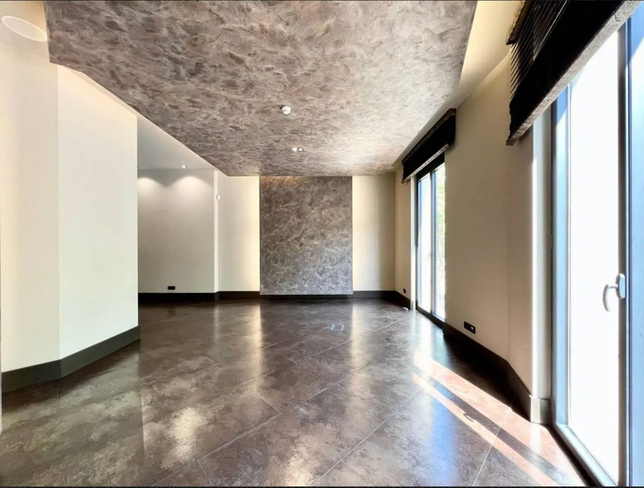 Corner office with the renovation on Paseo de Gracia with amazing view