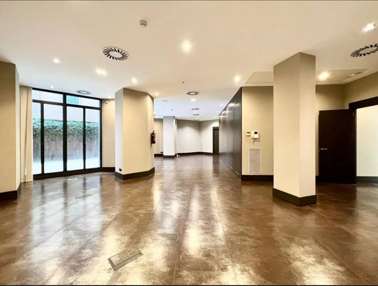 Corner office with the renovation on Paseo de Gracia with amazing view