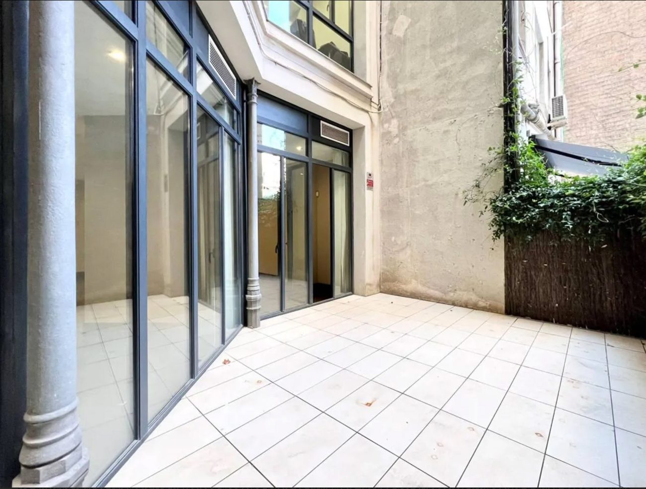 Corner office with the renovation on Paseo de Gracia with amazing view