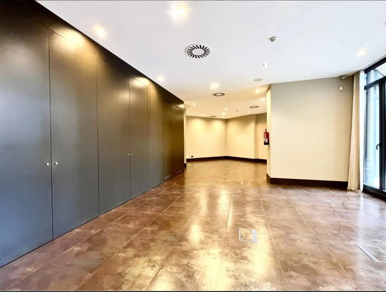 Corner office with the renovation on Paseo de Gracia with amazing view