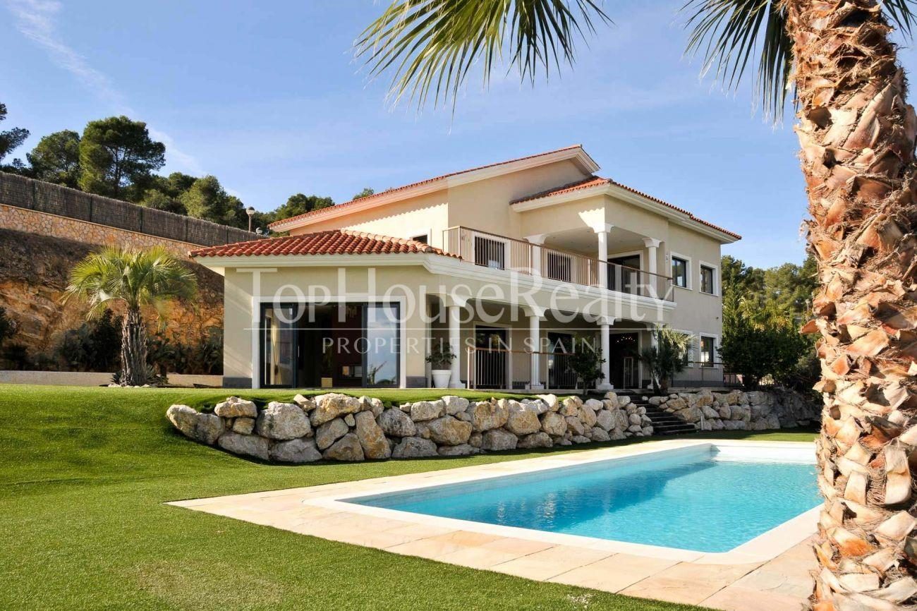 Great house in the best community near Barcelona